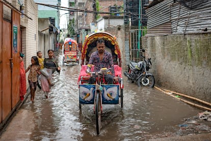 Los rickshaw, biciletas con pasajero, son el medio de transporte más económico para los vecinos que no quieran descalzarse y mojarse hasta las rodillas en los días de lluvia. Pero muchos ni pueden permitirse pagar el trayecto.