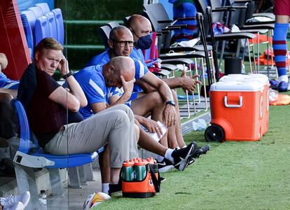 El entrenador del Barcelona, Ronald Koeman (i), en el banquillo junto a su cuerpo técnico durante el amistoso de pretemporada entre el FC Barcelona y el Nástic de Tarragona.