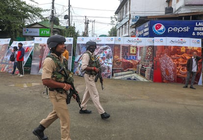 Fuerzas de seguridad indias patrullan en Srinagar, en la Cachemira india, el 24 de mayo de 2023.