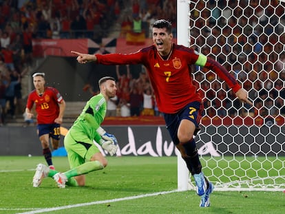 Morata celebra el primer gol de España ante Escocia en La Cartuja.