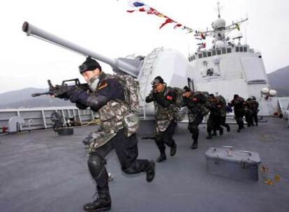 Soldados chinos de las fuerzas especiales de la Armada realizan un ejercicio antipiratería.
