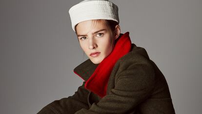 ‘Retro’ militar. Sombrero marinero de Prada, abrigo militar largo de lana con ribete rojo y botones dorados de Burberry Prorsum, falda asimétrica
de fieltro verde botella de Sportmax y botas de charol con plataforma de Carven.