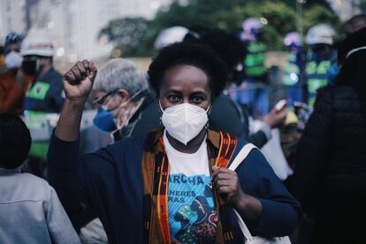 Manifestantes protestam em São Paulo  contra o racismo