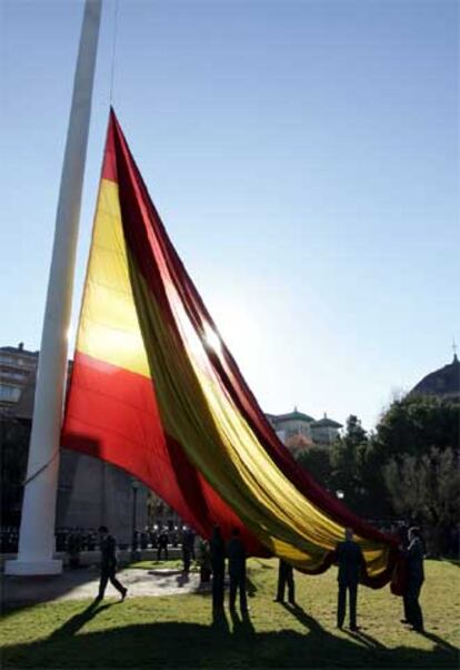 Los actos con motivo del Día de la Constitución se han iniciado con la ceremonia solemne de izado de la bandera nacional en la Plaza de Colón de Madrid. Una decena de guardias civiles de la Agrupación Rural de Seguridad han sido los encargados de izar la bandera, de 290 metros
cuadrados, en el mástil de acero de 50 metros de altura. El homenaje a la enseña nacional en fechas significativas como la de hoy lo instauró el anterior ministro de Defensa,
Federico Trillo, en el año 2002.