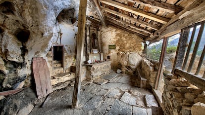 Interior de la ermita de San Juan de Socueva.