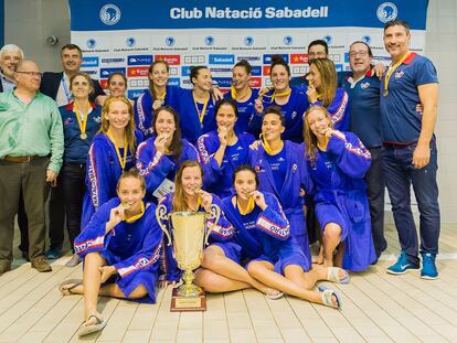 El equipo de La Sirena-Matar&oacute; celebra el titulo de Copa de la Reina.