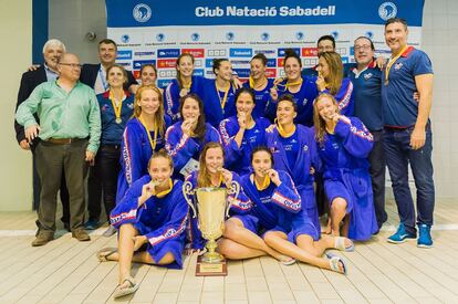 El equipo de La Sirena-Matar&oacute; celebra el titulo de Copa de la Reina.