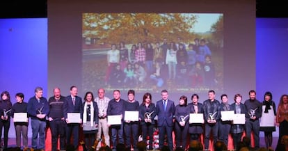 Urkullu (en el centro) y la consejera Uriarte (sexta por la izquierda), en la enmtrega de los premios educativos.