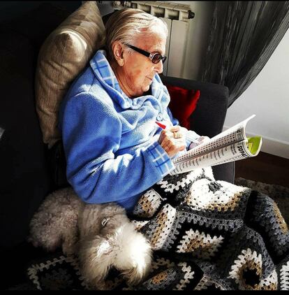 Nina haciendo sopas de letras, una de sus actividades favoritas.