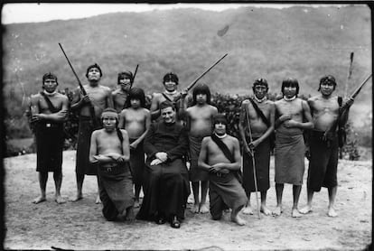 Imagen de autor anónimo. Los misioneros no solo evangelizaron a los indígenas shuar, sino que también los introdujeron en las costumbres occidentales. En esta fotografía, los shuar aparecen portando fusiles, armas que eran nuevas para ellos.