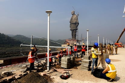 Obras da 'Estátua da Unidade'.