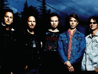 Pearl Jam al completo. Eddie Vedder es el segundo por la izquierda.