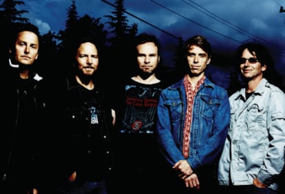Pearl Jam al completo. Eddie Vedder es el segundo por la izquierda.