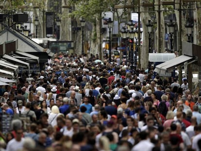 La población en España se redujo en 106.000 personas en 2020, el mayor descenso desde 2015