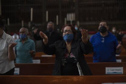 Primera misa con presencia de fieles, dedicada a las personas que han fallecido a causa de la pandemia y al personal de la salud. El 25 de marzo de 2020 el Episcopado mexicano llamó a suspender el culto público con presencia de feligreses ante el avance de la emergencia sanitaria y la covid-19 en el país.