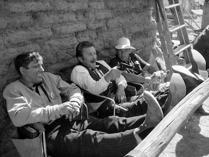 Desde la izquierda, Burt Lancaster, Kirk Douglas y el director John Sturges, en el rodaje de 'Duelo de titanes', de 1957.