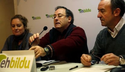 Ainhoa Beola, Jesús Mari Larrazabal y Antton Izagirre, en la rueda de prensa sobre Kutxabank.