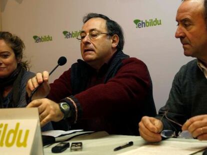 Ainhoa Beola, Jesús Mari Larrazabal y Antton Izagirre, en la rueda de prensa sobre Kutxabank.