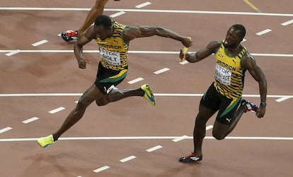 Jamaica se ha proclamado este sábado campeona del mundo en la final de relevos masculino 4x100 durante la penúltima jornada de los Mundiales de Pekín con un cuarteto compuesto por Nesta Carter, Asafa Powell, Nickel Ashmeade y Usain Bolt al firmar 37.36 segundos, lejos del récord mundial de la prueba (36.84). En la imagen, Usain Bolt junto a su compañero, Nickel Ashmeade.