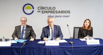 De izquierda a derecha, el presidente del Círculo de Empresarios, John de Zulueta; el presidente del Comité de Economía y Unión Europea del Círculo de Empresarios, Juan María Nin; y la directora de Economía del Círculo de Empresarios, Alicia Coronil.