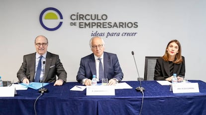 De izquierda a derecha, el presidente del Círculo de Empresarios, John de Zulueta; el presidente del Comité de Economía y Unión Europea del Círculo de Empresarios, Juan María Nin; y la directora de Economía del Círculo de Empresarios, Alicia Coronil.