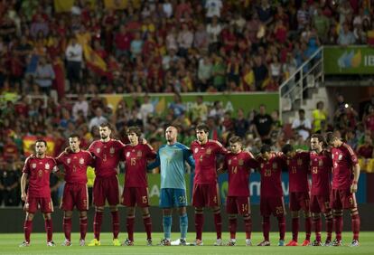 Los jugadores españoles forman durante el minuto de silencio.