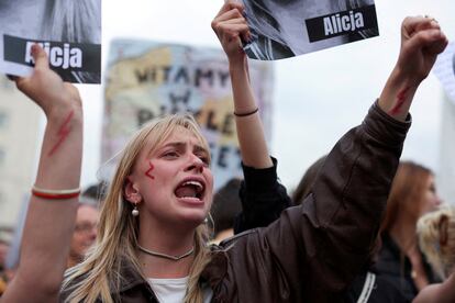 Una joven protesta durante el mandato del ultraconservador Ley y Justicia contra la ley del aborto, en Varsovia en junio de 2023.