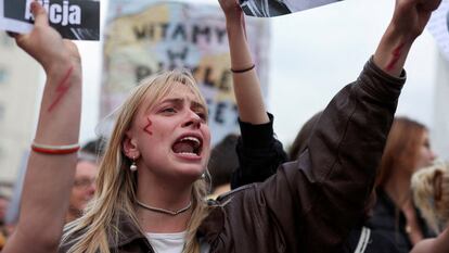 Una joven protesta durante el mandato del ultraconservador Ley y Justicia contra la ley del aborto, en Varsovia en junio de 2023.