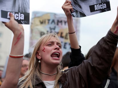 Una joven protesta durante el mandato del ultraconservador Ley y Justicia contra la ley del aborto, en Varsovia en junio de 2023.