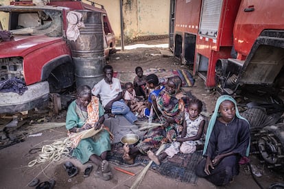 Aissa y su familia se vieron obligados a huir de sus hogares a principios de noviembre de 2023 como consecuencia de los combates entre las fuerzas gubernamentales y las paramilitares en el campamento de Al Hasahisa, en Zalingei. “Nos persiguieron y nos obligaron a marcharnos”, relata Aissa, de 50 años. “Algunos de nuestros hombres fueron asesinados. A otros los detuvieron. Se llevaron y robaron nuestras cosas. Cuando nos íbamos, [unos hombres armados] nos pararon y tuvimos que esperar hasta por la mañana. Ataron y golpearon a los chicos jóvenes”. Durante más de seis meses, Aissa y su familia han residido en un contenedor en la devastada estación de bomberos de Zalingei.