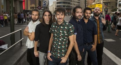 Los miembros de Vetusta Morla posan en la Gran Vía de Madrid.