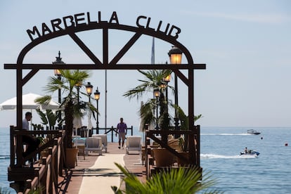 El característico muelle sobre el mar del Marbella Club, uno de los puntos más fotografiados para redes sociales del hotel.