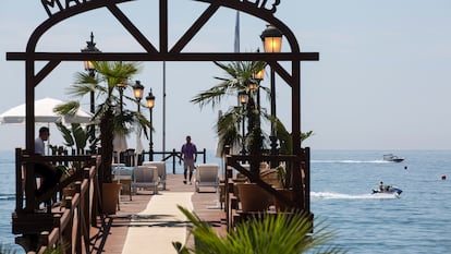 El característico muelle sobre el mar del Marbella Club, uno de los puntos más fotografiados para redes sociales del hotel.