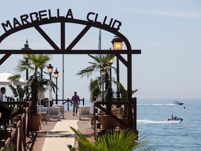 El característico muelle sobre el mar del Marbella Club, uno de los puntos más fotografiados para redes sociales del hotel.