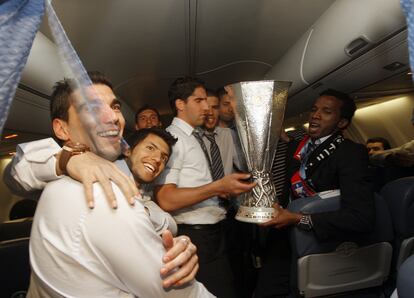 De izquierda a derecha, los jugadores del Atlético de Madrid Reyes, Agüero, Raúl García, Domínguez y Assunçao, celebran el título en el avión de vuelta de Hamburgo.