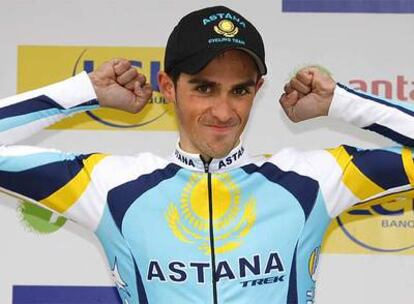 Contador celebra en el podio su victoria en el prólogo de la París-Niza.