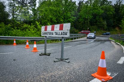 Carretera C-35 entre Fogars de la Selva y Maçanet cortada por desprendimientos a causa de la intensa lluvia durente la madrudgada.