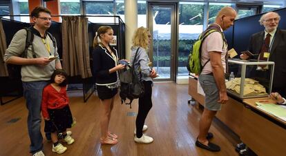 Votantes esperan su turno para votar en la Embajada francesa en Tokio (Japón).