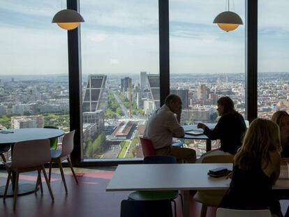 Instalaciones de un comedor de empresa situado en la torre Cepsa de Madrid.  