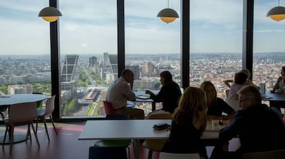 Instalaciones de un comedor de empresa situado en la torre Cepsa de Madrid.