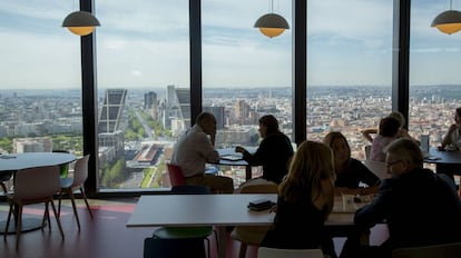 Instalaciones de un comedor de empresa situado en la torre Cepsa de Madrid.  