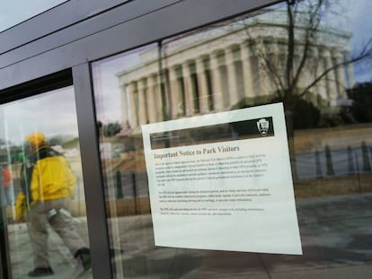 Una oficina tur&iacute;stica cerrada, este lunes, frente al Monumento a Lincoln en Washington