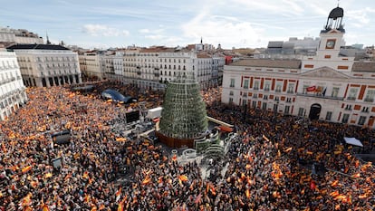 Vista general de la Puerta del Sol de Madrid durante la concentración contra la ley de amnistía, este domingo.