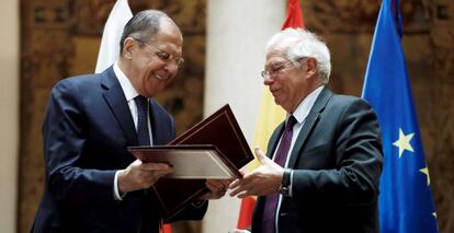 Josep Borrell (derecha), junto a su homólogo ruso, Serguéi Lavrov, tras la rueda de prensa en Madrid.