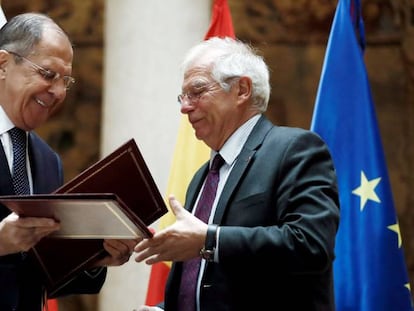 Josep Borrell (derecha), junto a su homólogo ruso, Serguéi Lavrov, en la reunión en Madrid que mantuvieron hace un año.