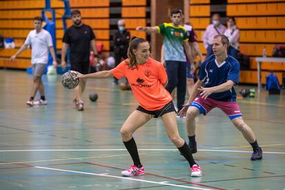 Mireia Rodríguez entrena junto a sus compañeros de equipo.