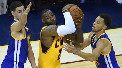 LeBron James, entre Curry y Klay Thompson.