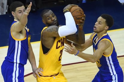 LeBron James, entre Curry y Klay Thompson.