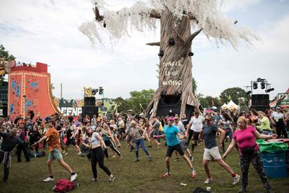 Un grupo de asistentes baila el primer día de festival, el 26 de junio de 2019. 