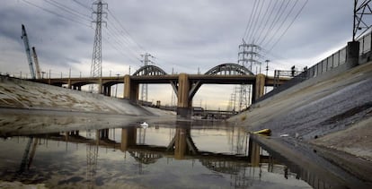 El puente de la calle 6 sobre el río de Los Ángeles, el miércoles, tras ser cerrado al tráfico para comenzar su demolición.